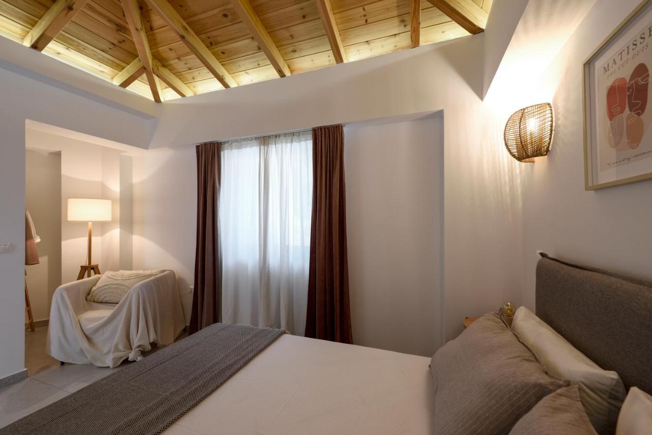 Lithos Retreat 1 *
