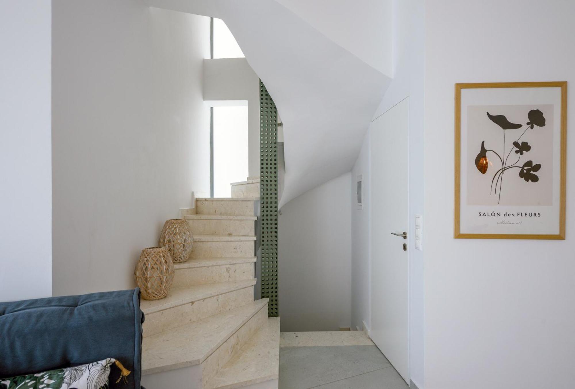 Lithos Retreat 1 *